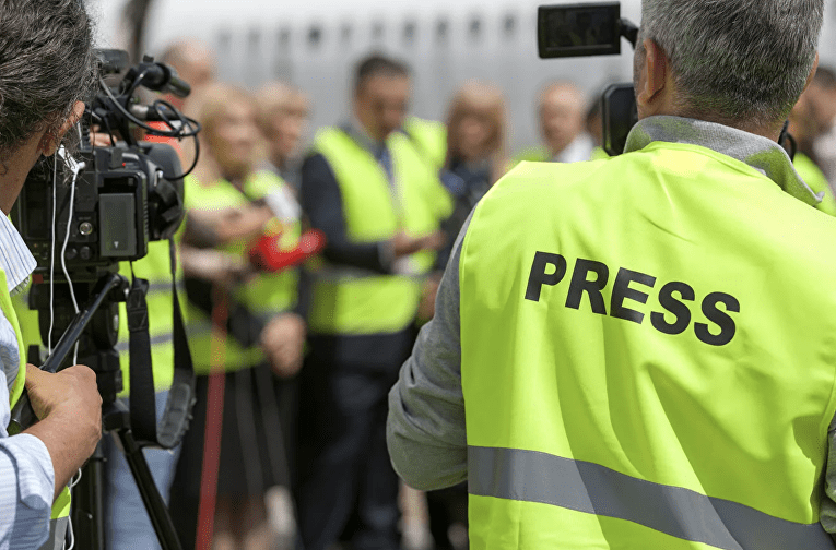 Отличительные знаки журналистов на акциях обсудят в Госдуме 