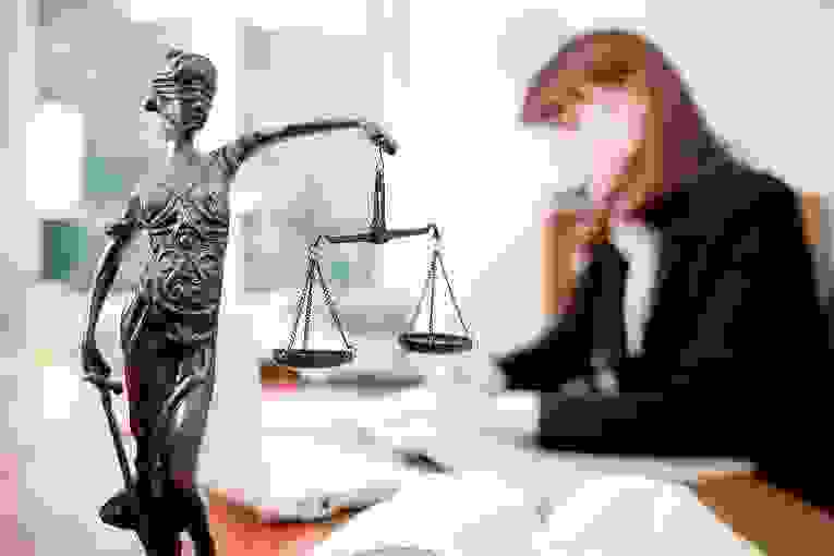 Кабмин предлагает уточнить порядок возмещения осужденными расходов на услуги адвокатов 