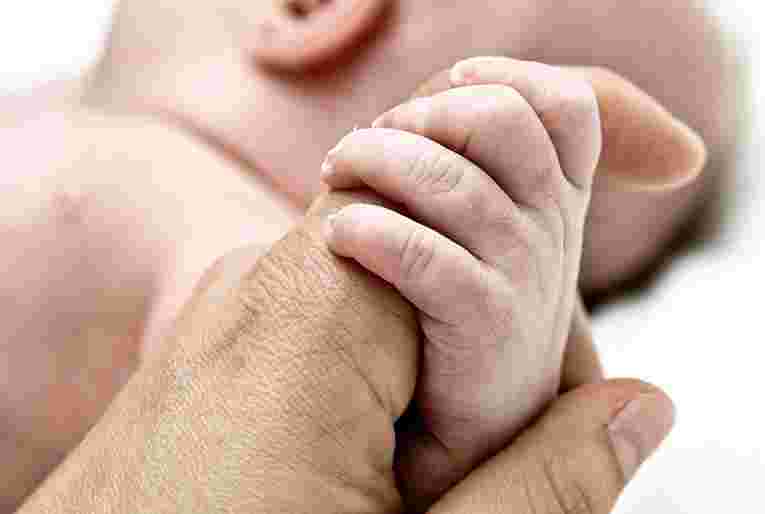 Госдума рассмотрит законопроект против фиктивного отцовства 