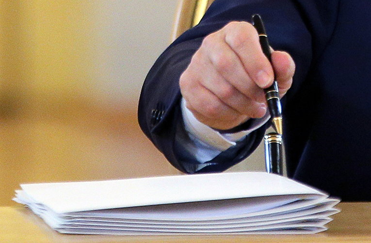 Путин подписал законы, позволяющие осужденным заключать контракт с Минобороны 