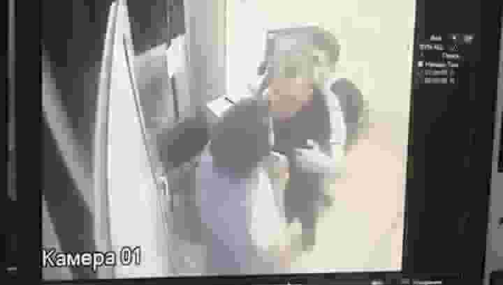 Агрессивный мужчина напал на врача в новосибирской больнице. Видео