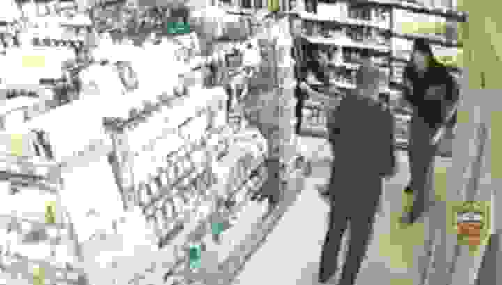 Покупатель набросился с ножом на охрану московского супермаркета