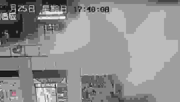 Обрушение крыши китайского торгового центра попало на видео