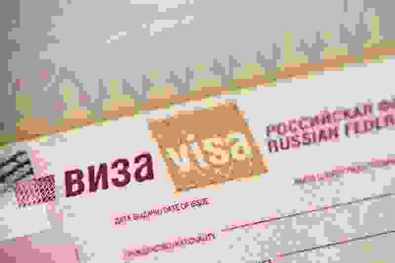 Иностранцам с близкими родственниками из России решили продлить визы