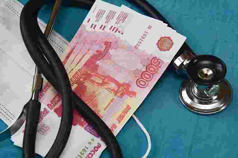 Кабмин выделил еще почти 3,5 млрд рублей на выплаты медицинским работникам 