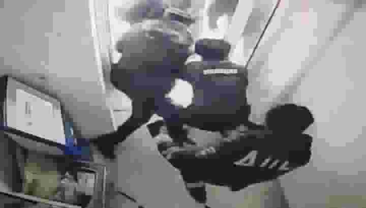 Задержание полуголого неадекватного мужчины с ножами в ХМАО попало на видео