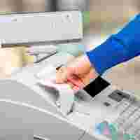 В отдаленных местностях продавец, выдавая бумажный чек покупателю, не обязан направлять на его почту электронный вариант