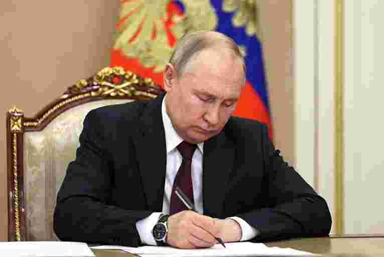Путин подписал закон об ответственности за нарушение режима военного положения 