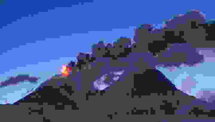 Вулкан Ключевской выбросил 5-километровый столб пепла