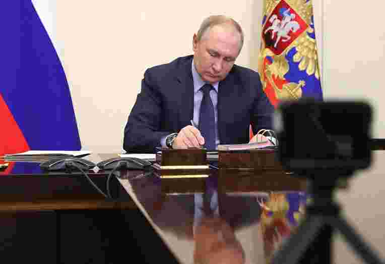 Путин подписал закон о штрафах за отождествление СССР и нацистской Германии 