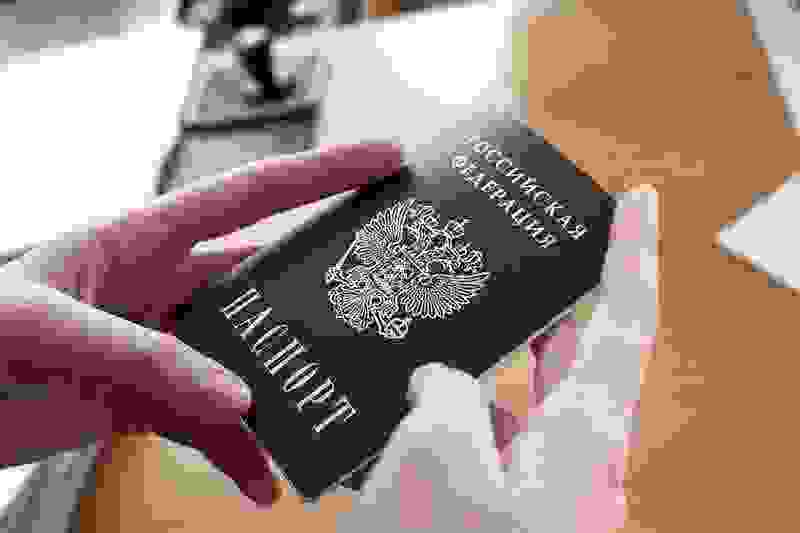 Гражданам, впервые получающим российский паспорт, будут вручать Конституцию