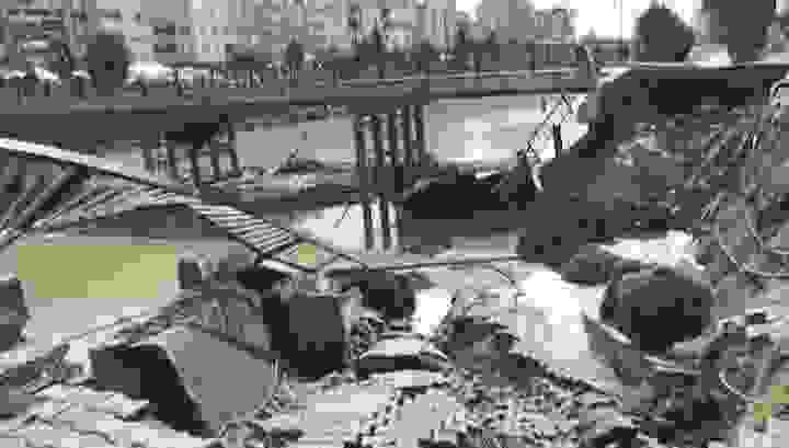 Мост с пешеходами обрушился в Турции