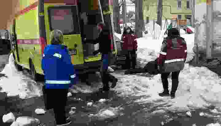 «И тут сошла лавина»: в Самаре на пожилого мужчину упал лёд
