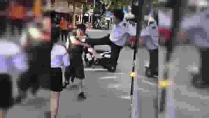 Жестокая драка мотоциклиста и водителя автобуса в Таиланде попала на видео
