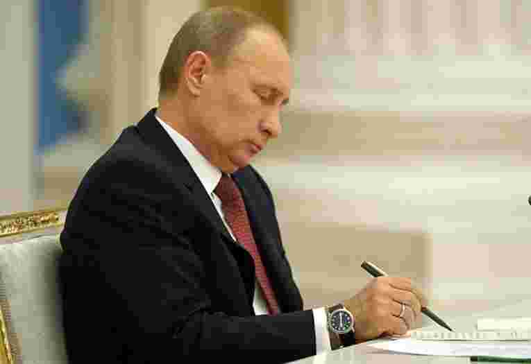 Путин подписал закон о приравнивании к госизмене перехода на сторону противника 