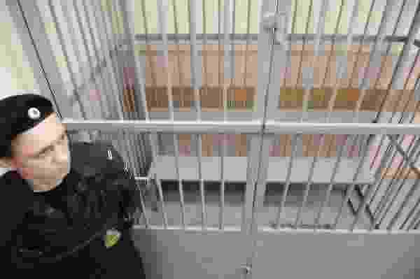 В ГД внесен законопроект о запрете помещать подсудимых в металлические клетки 