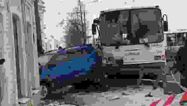 Погибший и шестнадцать пострадавших: в Ярославле произошла авария с автобусами