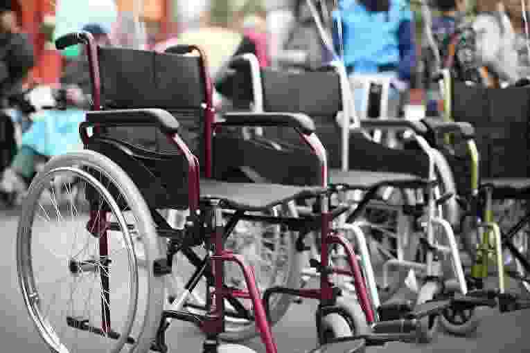 Президент РФ подписал поправки в КоАП о штрафе за ошибки, лишающие инвалидов льгот 