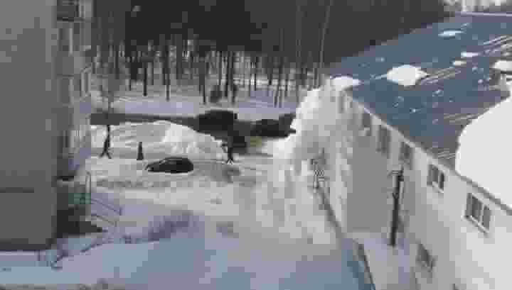 Масса снега, упавшая с крыши, едва не травмировала женщину в Ивановской области. Видео