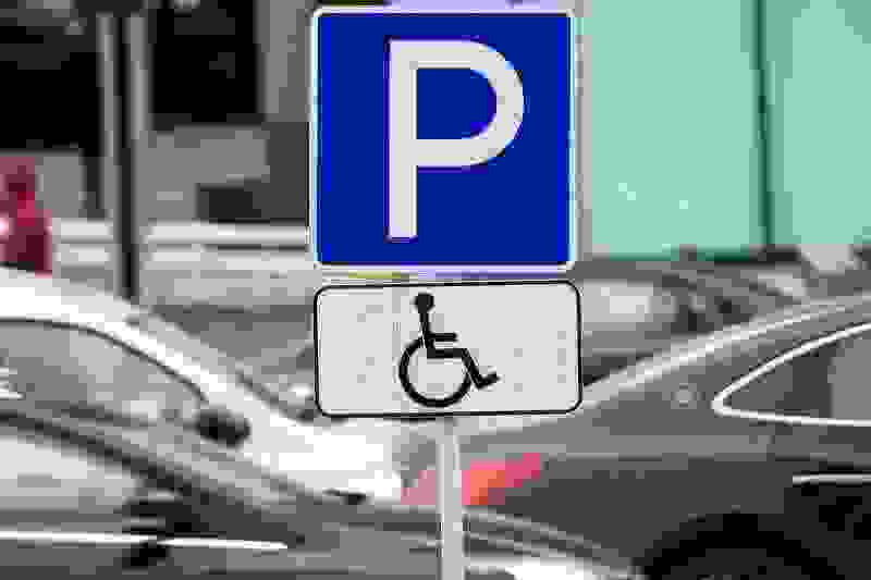 Наказание за нарушение правил на парковке для инвалидов предложено усилить