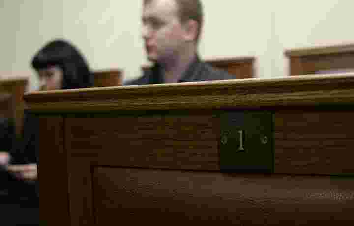 Присяжные оправдали мужчину, обвинявшегося в избиении и удушении знакомой