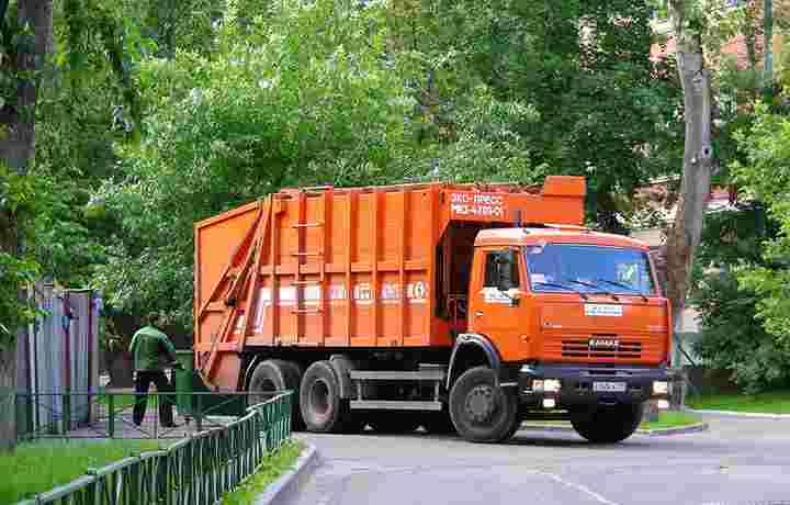 КС признал право потребителя на перерасчет платы за вывоз мусора при временном отсутствии дома