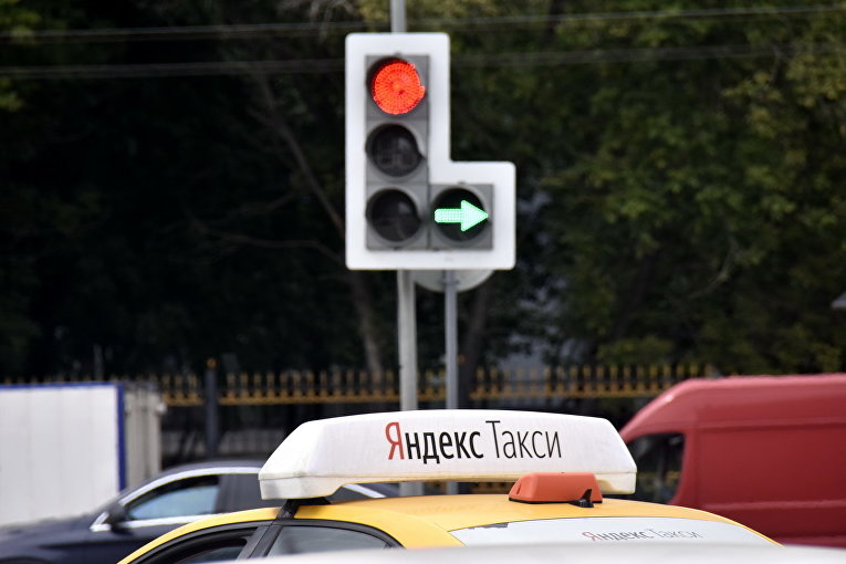"Единая Россия" подготовит законопроект о запрете наценок на "детское" такси