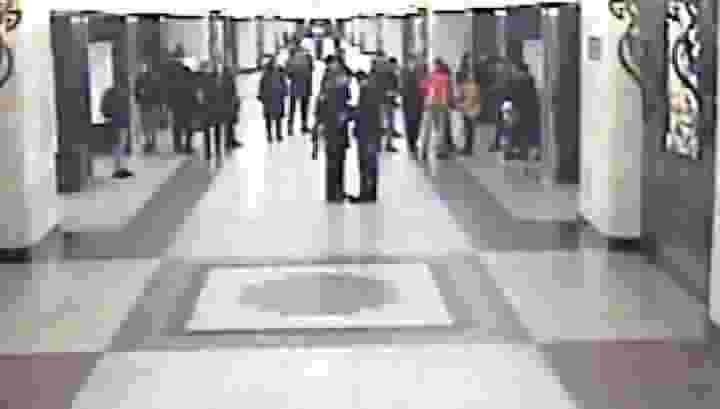 Камера сняла задержание устроившего поножовщину в столичном метро пассажира