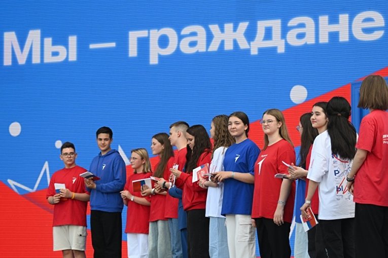 Присягу гражданина РФ будут приносить с 14 лет 