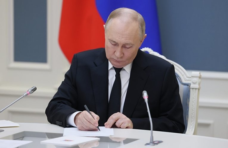 Путин подписал законы об ограничениях для избегающих наказания релокантов