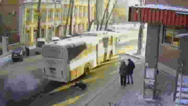 В Иркутске водитель переехал пенсионерку, не успевшую войти в автобус. Видео