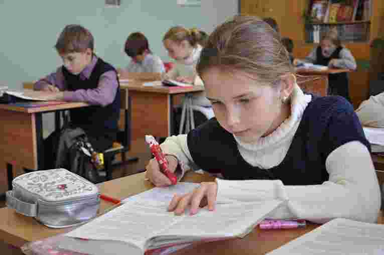 Путин поручил выплатить по 10 тыс руб семьям школьников в Донбассе 